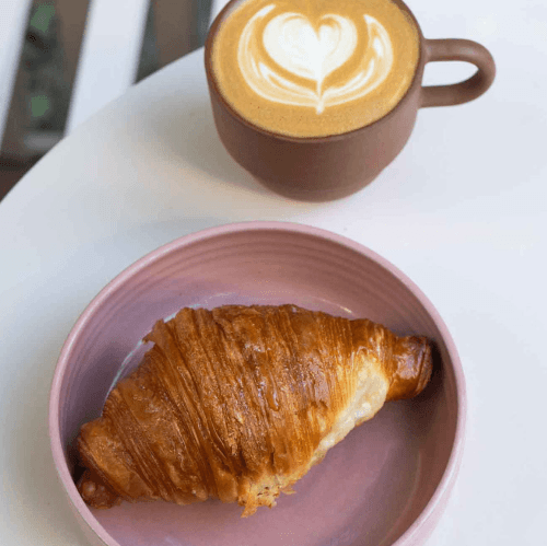 CROISSANT MAS UN CAFE CLASICO