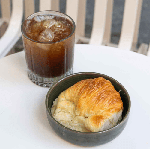 Croissant clásico mas un riquísimo Cafe frio
