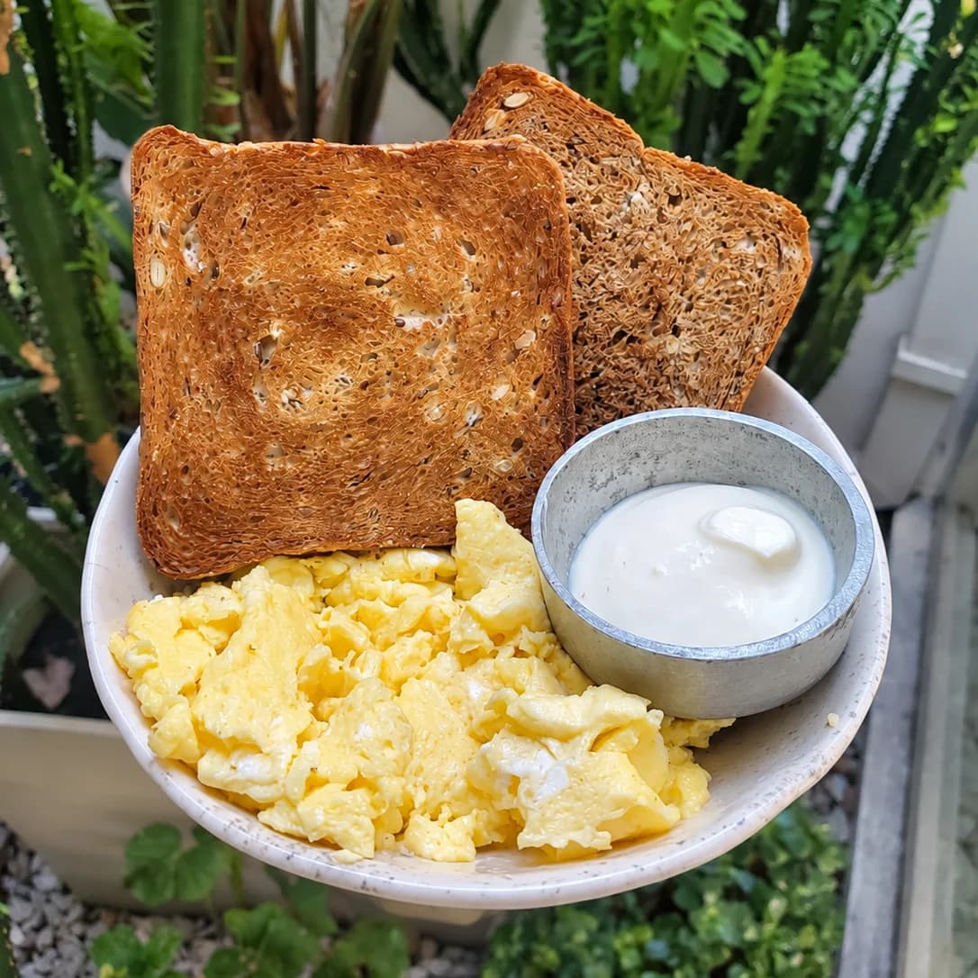 Huevos revueltos con tostadas