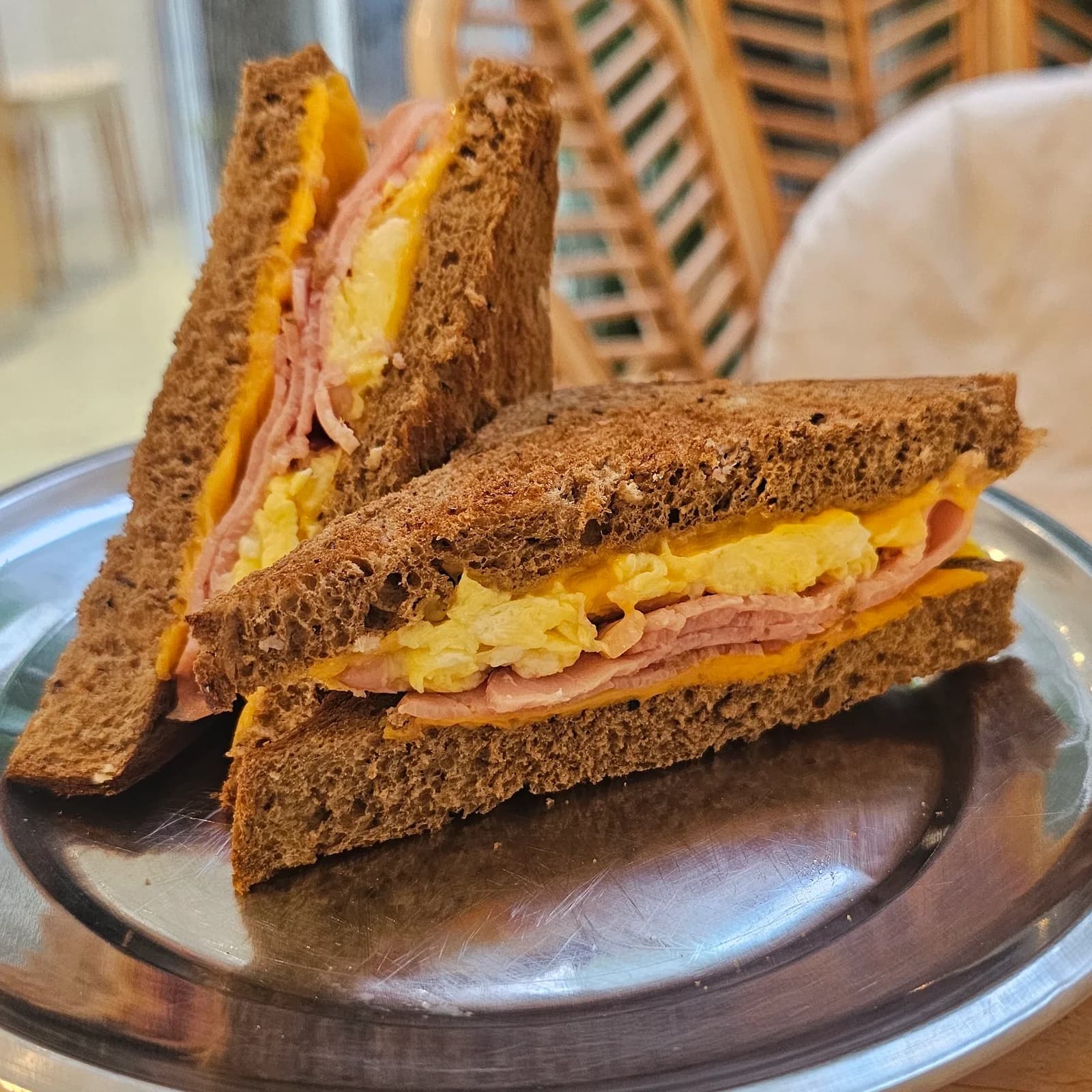 Sánguche lomito, cheddar y huevo