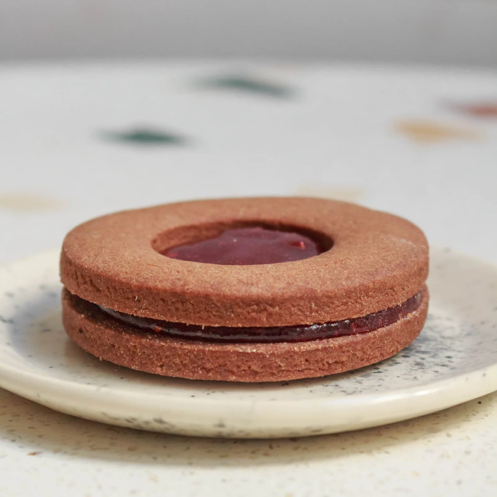 Alfajor de chocolate y frambuesa