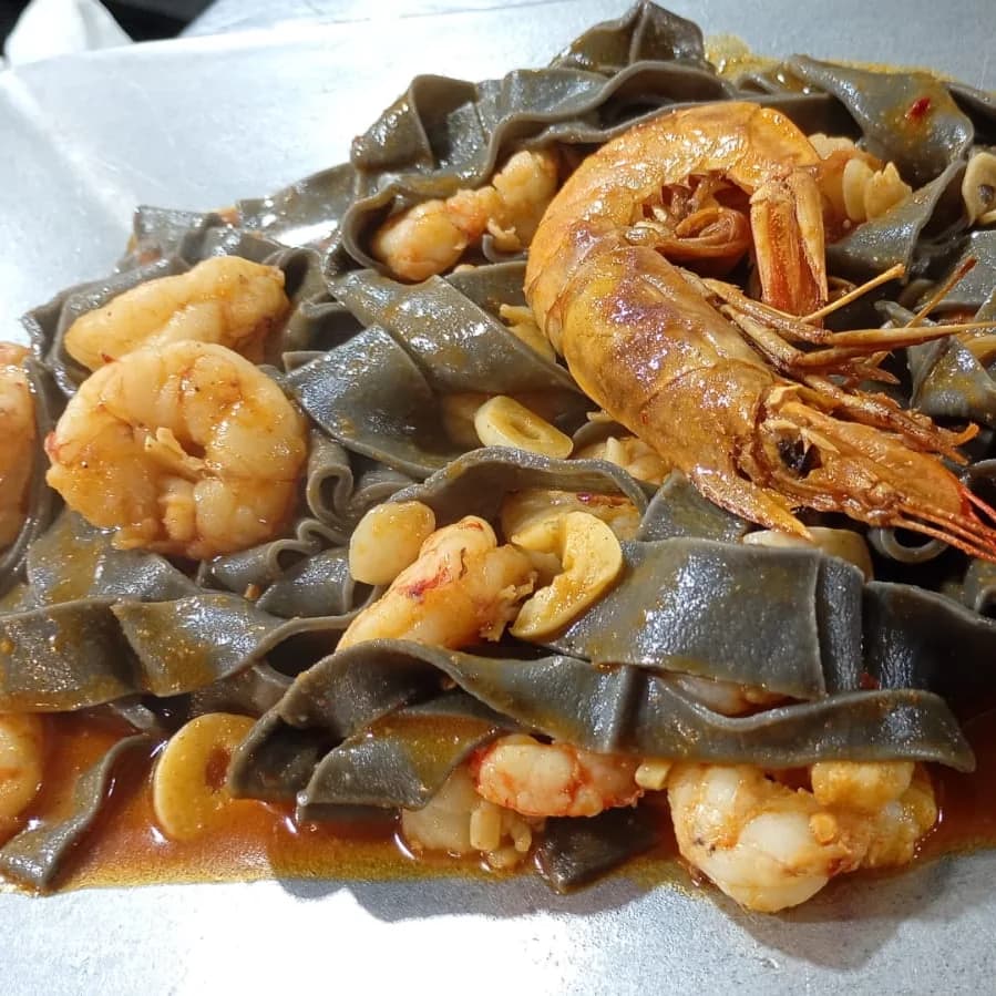 Tallarines negros con gambas