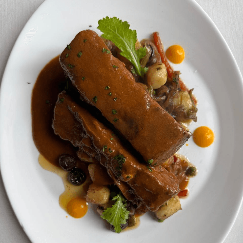 Vitela braseada com batatas crioulas