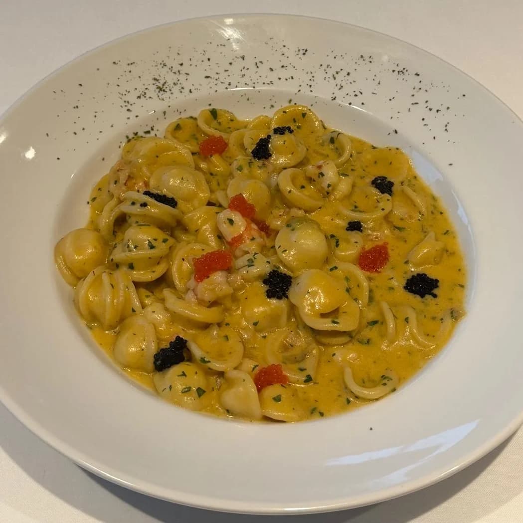 Orecchiette com creme de camarões ao limão e caviar de truta