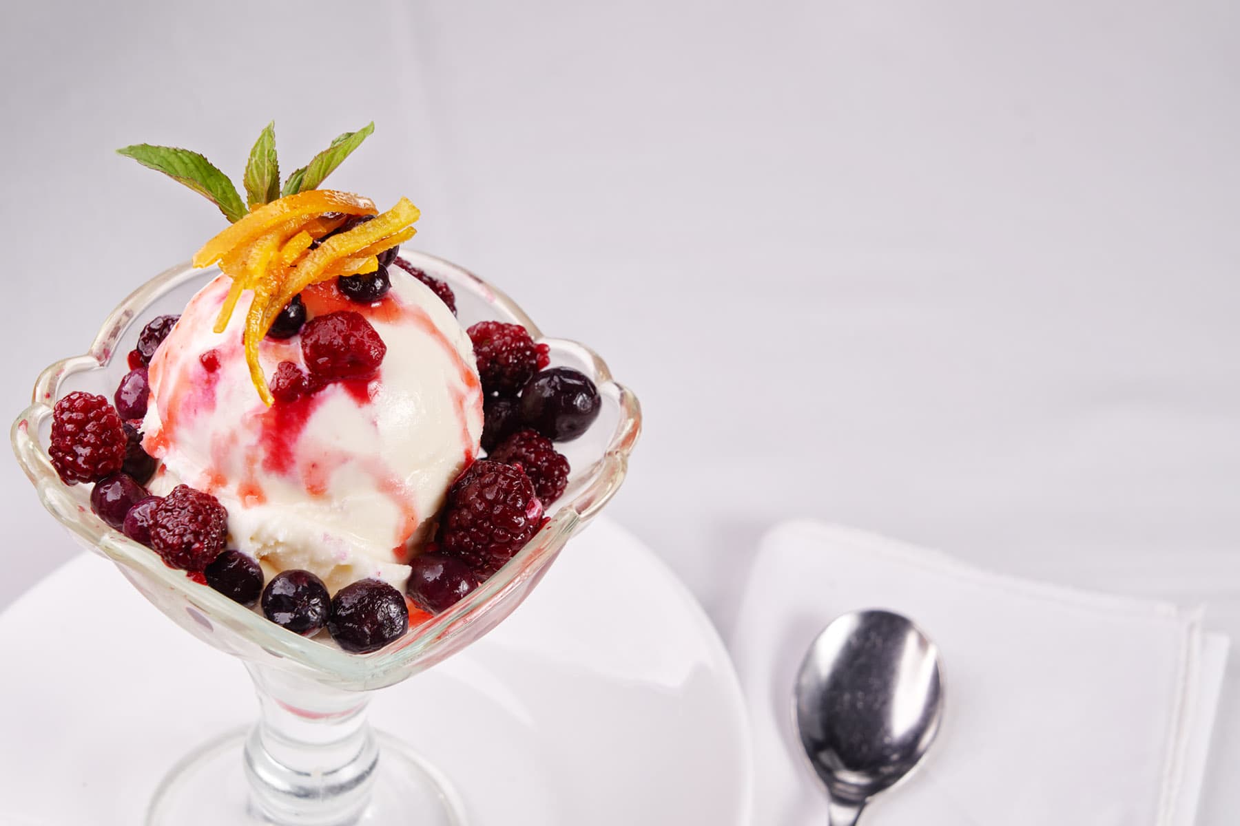 Copa de Helado de crema americana con salsa de frutos del bosque