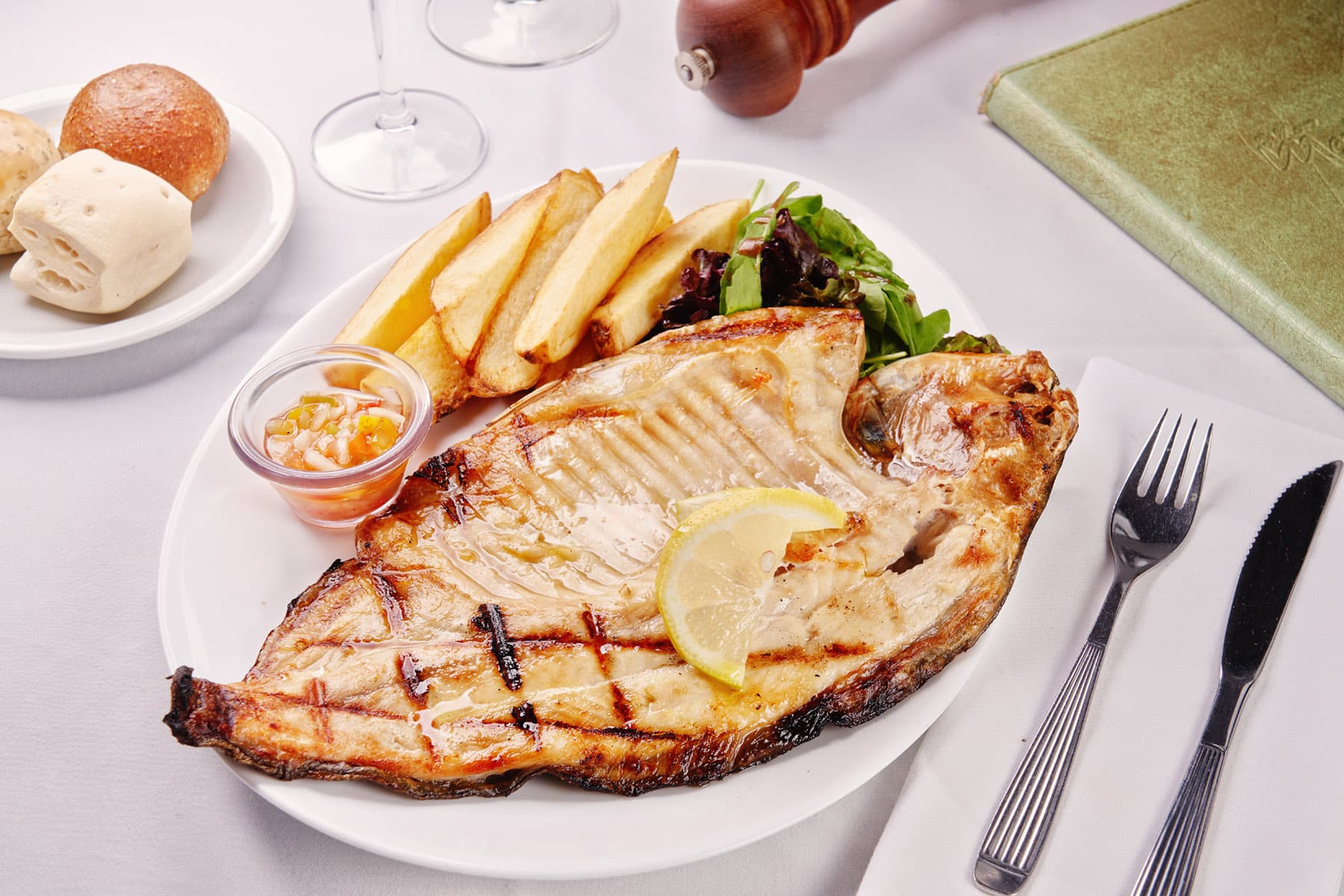 Pacú grillados con verduras asadas