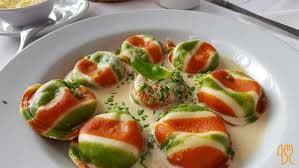 Sorrentinos Capresse con salsa de oporto y queso azul