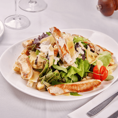 Ensalada Caesar con salmon