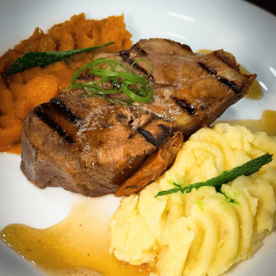 Bondiola de cerdo con reducción de cerveza y miel