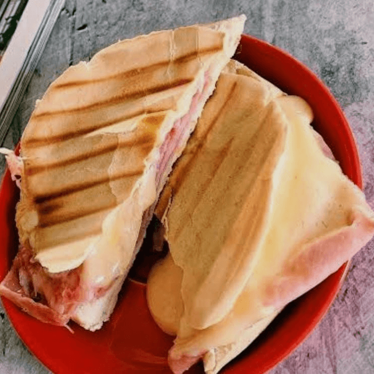 Clásico tostado jamón y queso