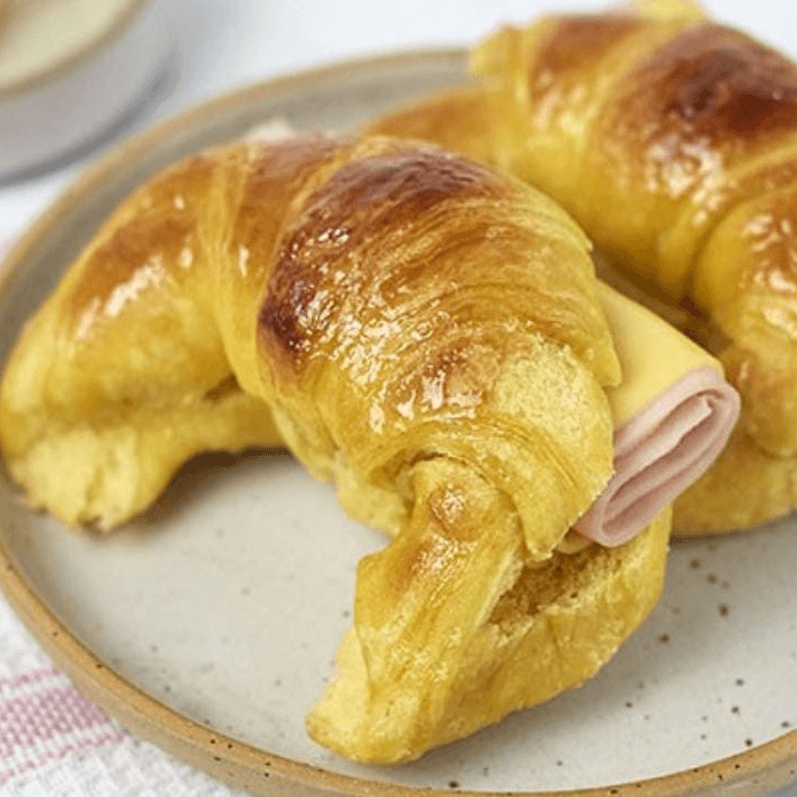 Media luna con jamón y queso